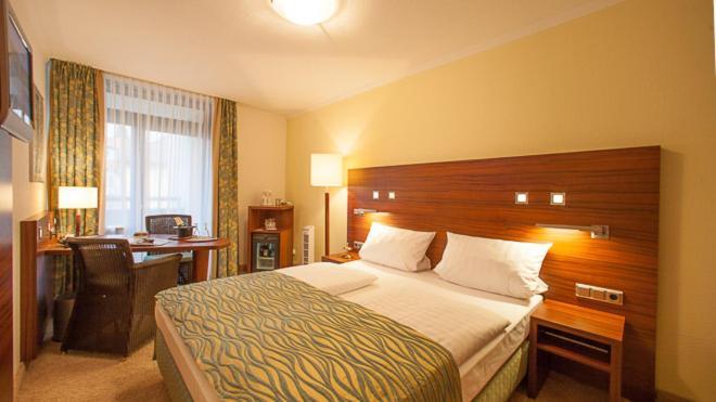 Np Wallis Hotel